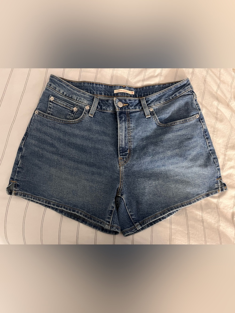Levi’s Women’s A Line Denim Shorts Mid Rise Medium Wash Size 31 4.5” Inseam